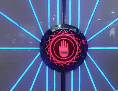 掌紋觸摸電動(dòng)門「源頭廠家,支持定做」 科技卷簾門的新紀(jì)元